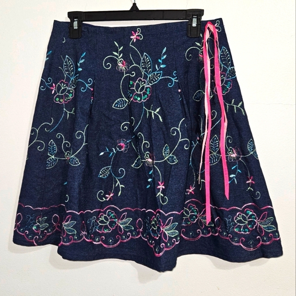 Handmade vintage Y2K embroidered, pleated high waisted denim skirt. Size M